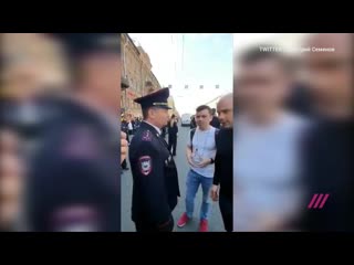 video сотрудник полиции повалил главу местного штаба навального во время первомайской акции sex
