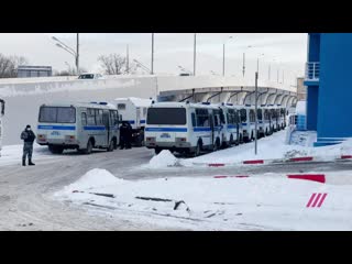 video у аэропорта внуково выстроилась колонна автозаков туда сегодня прилетает навальный sex