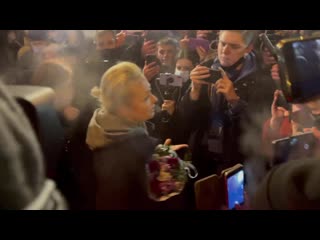 video юлия навальная перед тем как сесть в машину и уехать из аэропорта sex