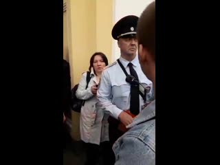 video ебное позорище в мусорской форме схватил девушку за то что она назвала его бессовестным sex