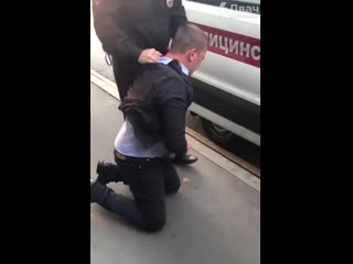 video в стельку пьяный полицейский из москвы пытался пройти в ночной клуб и устроил драку sex