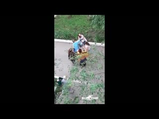 video пьяная девушка подралась с хозяйкой придомовой клумбы sex