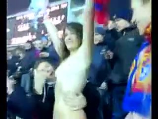 video скоро на трибунах пиера и бухареста показала сиськи на стадионе развели на грудь на футболе шалаву шлюху школьницу sex