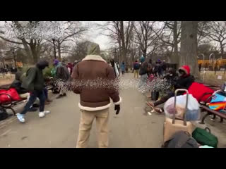 video прибывшие за американской мечтой в нью йорк оставляют пластиковые стаканы с мочой на порогах домов местных жителей sex
