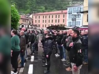 video сотни итальянских фашистов собрались почтить память бенито муссолини итальянская полиция скорбит вместе с ними и sex