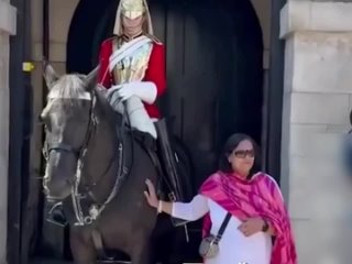 video молодые не только гвардейцы английского короля педераста карла но и их лошади sex