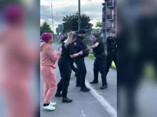video лондонские полицаи выбивают пыль из подданного короля педераста карла iii sex