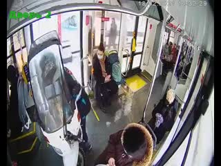 video доставщик пиццы на мопеде заехал в трамвай в москве sex