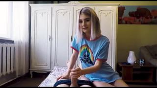 video сестра помогла брату кончить девочка брюнетка блондинка сестра спит подруга сту sex