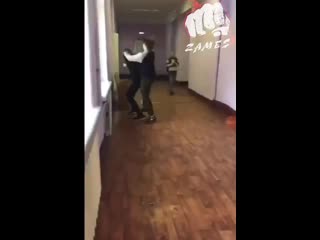 video жесточайшая школьная пидилка два типа зарубились друг с другом на перемене sex