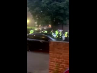 video беспомощная лондонская полиция вынуждена бежать от живой и агрессивной человеческой массы sex