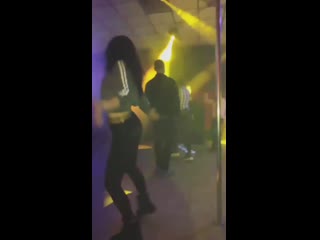 video когда ты шлюха вертишь жопой в ночном клубе но тебя никто не клеит и не снимет школьница показала сиськи в sex