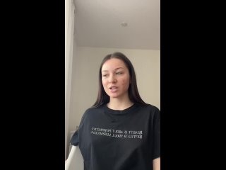 video девушку небольшого ума которую слил поздняков жалуется в тик токе на жизнь проблема далеко не в твоей коже а в sex