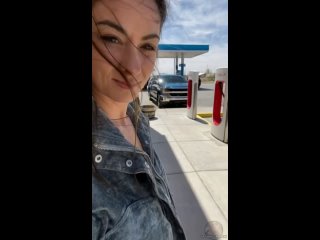video сверкая своими сиськами у зарядных устройств tesla в деминге штат нью йорк с днем земли самые горячиe девочки sex