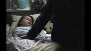 video отец трогает писю спящей дочери и кончает на нее инцест в кино пизда спящей дочки sex