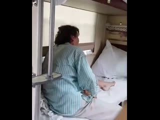 video пьяная тренер заставила гимнастку сесть на шпагат на верхней полке sex
