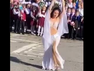 video директор школы в которой учительница на торжественной линейке станцевала танец молодые решила уволиться sex