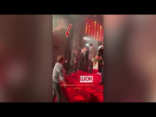 video девушка публично отхлестала артиста букетом прямо на сцене sex
