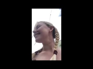 video в австрии молодая русская женщина идет по улице и записывает себя пытаясь насмехаться над беженцами из украины sex