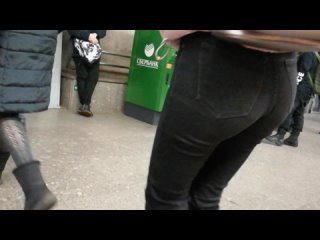 video сексуальная попка школьницы студентки в метро 9 sex