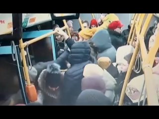 video полицейские задержали профессионального щипача из забайкальского края за кражу айфона в автобусе sex