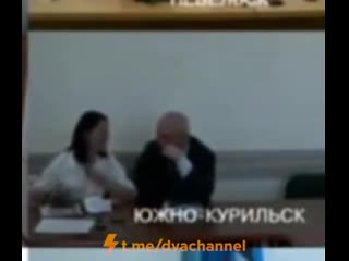 video мэр лезет под юбку к своему заму sex