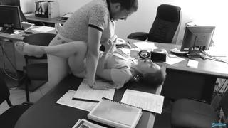 video torrie начальник выебал на работе замужнюю секретаршу домашнее русское порно с разговорами скрытая камера изменяет sex
