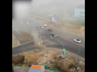 video в москве сильный ветер снес палатку и подкинул человека sex