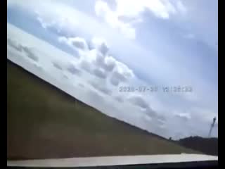 video в омске неадекватный велосипедист сделал опасный маневр из за этого автомобиль улетел с дороги sex