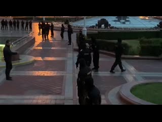 video боевая бабушка в минске пытается вернуть себе флаг беларуси который у неё забрали омоновцы sex