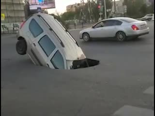 video в астрахани провалился под асфальт автомобиль лада ларгус sex