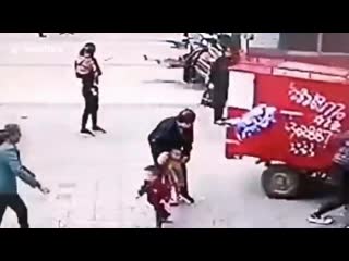 video в китае молодые монстр пока взрослые отвернулись снял автомобиль с тормоза и протаранил витрину супермаркета sex