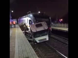video в москве у станции перхушково белорусского направления электропоезд протаранил грузовой автомобиль sex