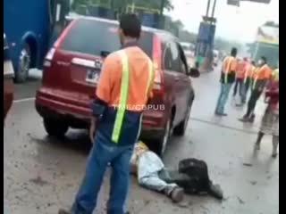 video в гондурасе фура с отказавшими тормозами прикончила байкера водитель фуры так же погиб sex