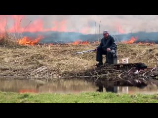 video в беларуси загорелась сухая трава у реки случь рыболов несмотря на опасность продолжил своё занятие sex