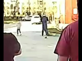 video в новосибирске отец вцепился в уши 18 летнего обидчика своей дочери и харкнул ему в лицо заставив просить прощения sex
