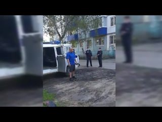 video в иркутской области копы расстреляли неадекватного чудика за то что он попытался напасть на них с ножом sex