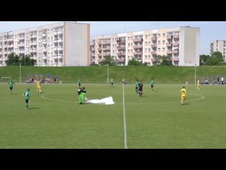 video в польше парашютист из за проблем приземлился на футбольное поле прямо во время матча sex