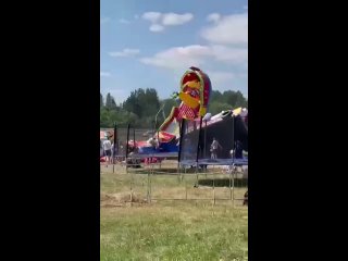 video в белоруссии сильный ветер поднял в воздух надувные аттракционы вместе с молодые sex
