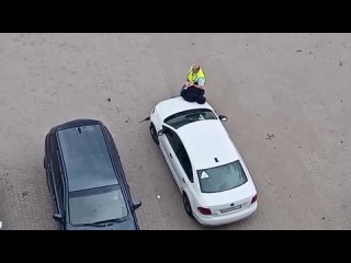 video под санкт петербургом сотруднику полиции пришлось просить помощи у прохожего чтобы скрутить пьяного мужчину sex