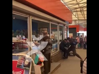 video в харьковском троллейбусе неадекватный южанин сначала начал танцевать и материться а потом пихнул в спину sex