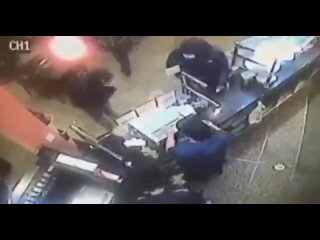 video в сша 18 летний парень застрелил негра грабителя когда тот пытался напасть на мать стрелка стоявшую за кассой sex