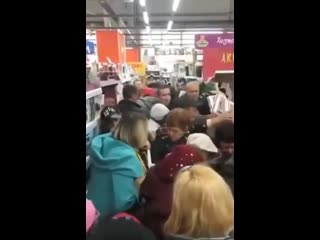 video в одном из самарских магазинов устроили акцию электронные весы по 99 рублей sex