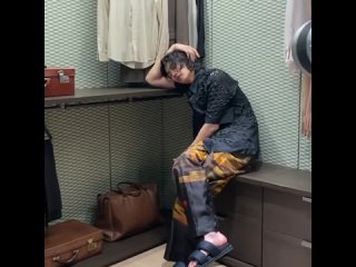video wiggling my not tiny foot to make it cute singlesmagazine kyohee stylework 싱글즈 김재영 kimjaeyoung sex