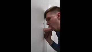 video отсосал мужику в туалете тц русское гей порно видео russian gay porn video glory hole глори хол дырка прославления sex