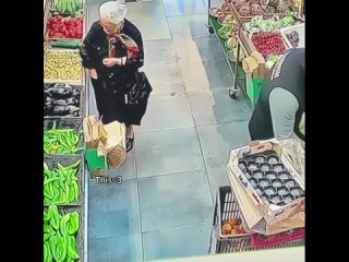 video мужчина работник магазина не растерялся когда на него наставила ствол пенсионерка sex