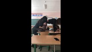 video раздевает сисястую секси подружку пытаясь трахнуть в чулках и мини юбке хентай тян перископ лесбиянки sex