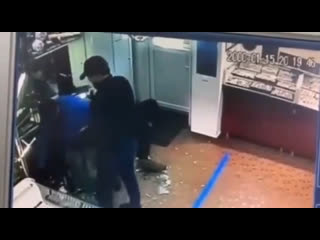 video на камеры попало недавнее ограбление ювелирного салона в ижевске на 20 миллионов рублей sex