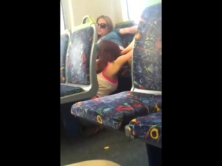video отлизывает подружке на заднем сидении автобуса куни лесби подсмотрено sex