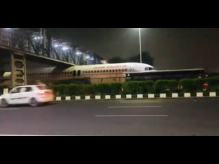 video в дели самолёт в цветах air india застрял под пешеходным переходом на шоссе в районе аэропорта sex